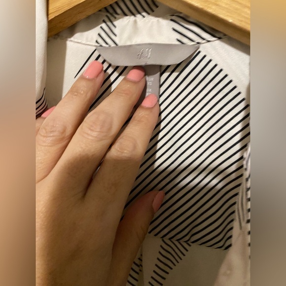 Set of two Button-Up Shirt H and  M, and Worth - Picture 13 of 16